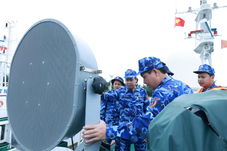 ورکنگ گروپ نے کوسٹ گارڈ کے جہاز کے خصوصی پروپیگنڈا لاؤڈ اسپیکر سسٹم کا معائنہ کیا۔ z7193880493343-2e08886a88bbcf4eb59543dfd934ea49.jpg