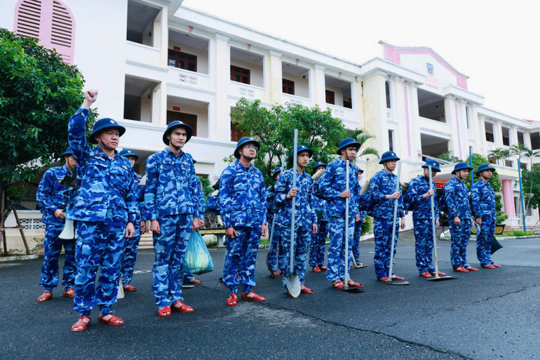 الرٹ موبائل ٹیم علاقے میں لوگوں کی مدد کے لیے تیار ہے۔ z7193876948404-c72c1d6f4771afa486a3e2b63dd565ff.jpg