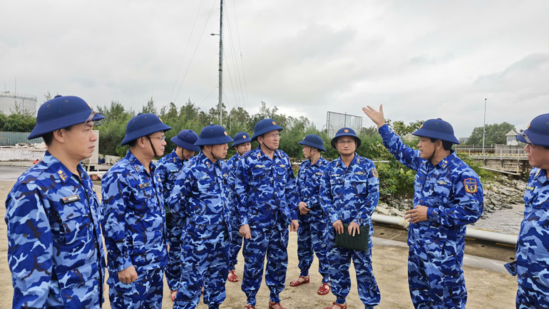 ویتنام کوسٹ گارڈ کے کمانڈر نے یونٹ کے گودام اور اسٹیشن کا معائنہ کیا۔ z7193888890223-bc3e8c16ddfb9666a8a1ee5b5629dd26.jpg