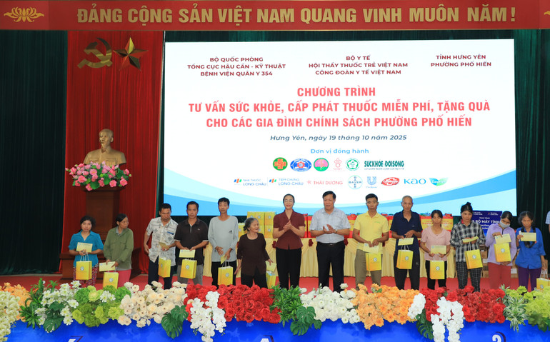 Đồng chí Đỗ Xuân Tuyên, Thứ trưởng Y tế trao quà tặng các gia đình chính sách. img-1302.jpg