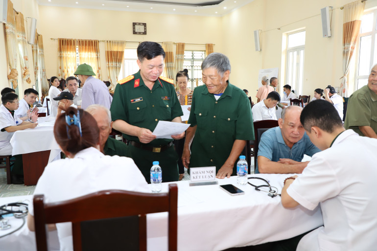 Giám đốc Bệnh viện Quân y 354 tư vấn sức khỏe cho người dân. img-1136.jpg