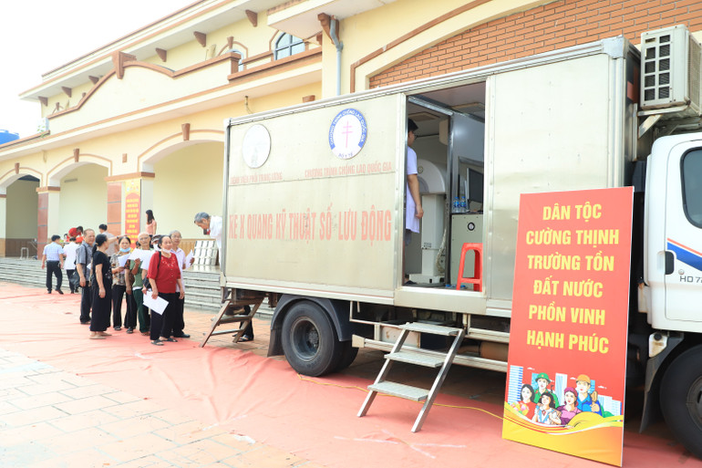Người dân phường Phố Hiến tham gia chương trình chờ đến lượt chụp X-quang. img-0957.jpg