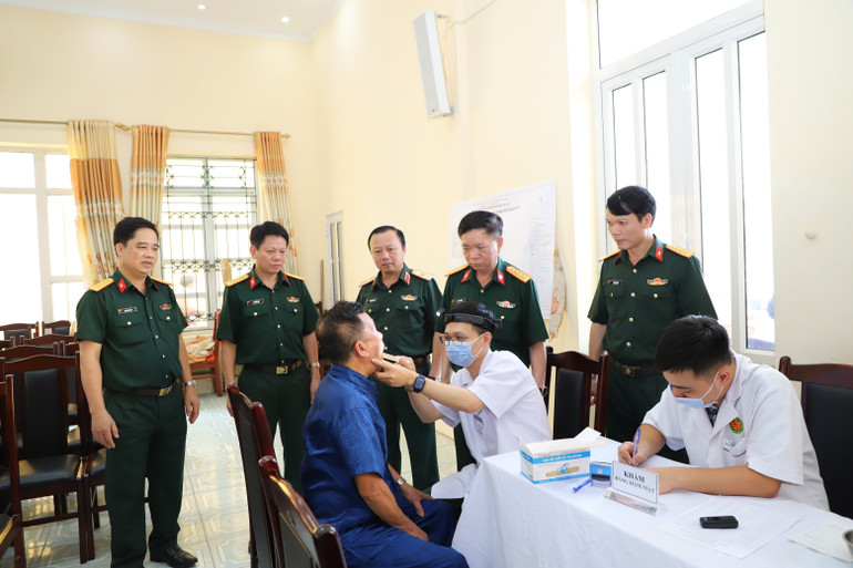 Bác sĩ Bệnh viện quân y 354 thăm khám cho các đối tượng chính sách. img-1189.jpg