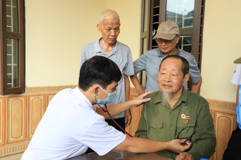 Bác sĩ thuộc Hội Bác sĩ trẻ thăm khám cho các đối tượng chính sách. img-1015.jpg