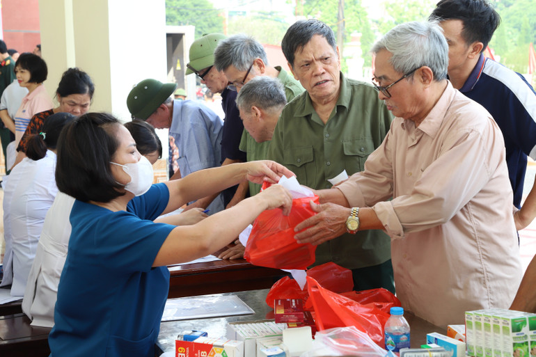 Các đối tượng chính sách được cấp phát thuốc miễn phí. img-0984.jpg