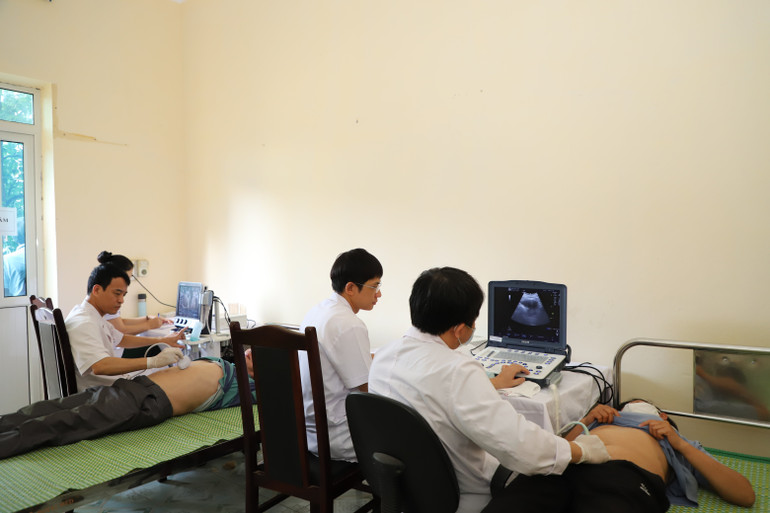 Bác sĩ Bệnh viện Quân y 354 siêu âm cho các đối tượng chính sách. img-1161.jpg