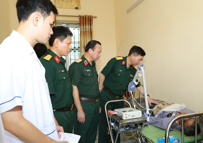 Thủ trưởng Tổng cục Hậu cần-Kỹ thuật thăm hỏi nhân dân đến khám bệnh tại chương trình. img-1216.jpg