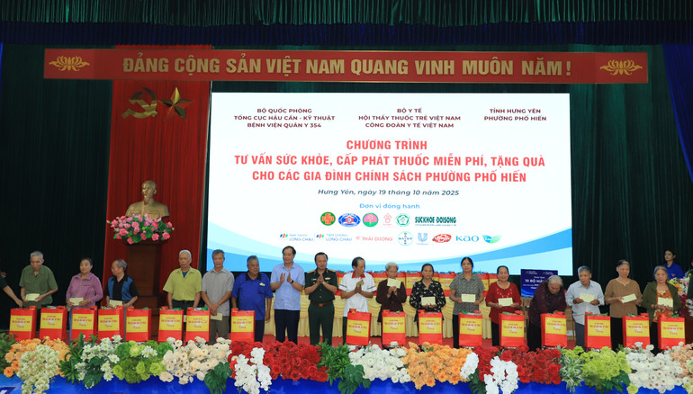 Thiếu tướng Phùng Ngọc Sơn, Phó Chủ nhiệm kiêm Tham mưu trưởng Tổng cục Hậu cần-Kỹ thuật trao quà tặng các gia đình chính sách. img-1330.jpg