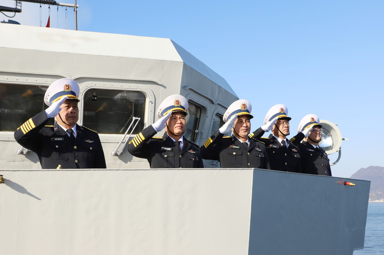 The working delegation and officers and sailors of Ship 015-Tran Hung Dao greeted the port. 2.jpg