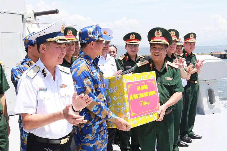 Thượng tướng Nguyễn Văn Nghĩa tặng quà và động viên các lực lượng tham gia luyện tập diễu binh trên biển 4.jpg