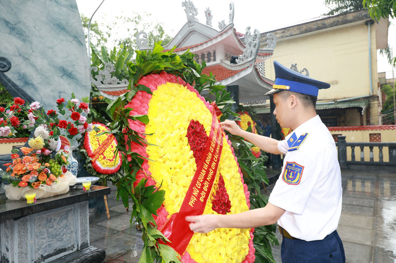 Đoàn viên thanh niên đặt vòng hoa, dâng hương tưởng niệm các Anh hùng liệt sĩ. doan-vien-thanh-nien-dat-vong-hoa-dang-huong-tuong-niem-cac-anh-hung-liet-si.jpg
