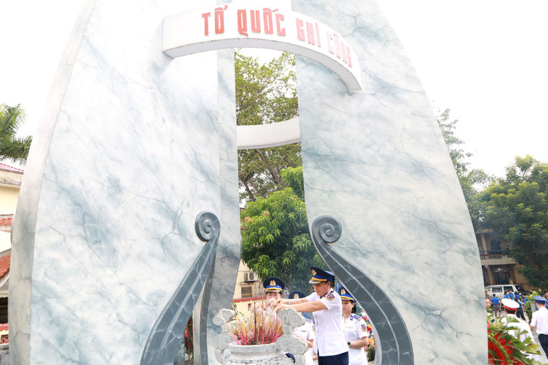 Dâng hương tri ân các Anh hùng liệt sĩ. dang-huong-tuong-niem-cac-anh-hung-liet-si.jpg