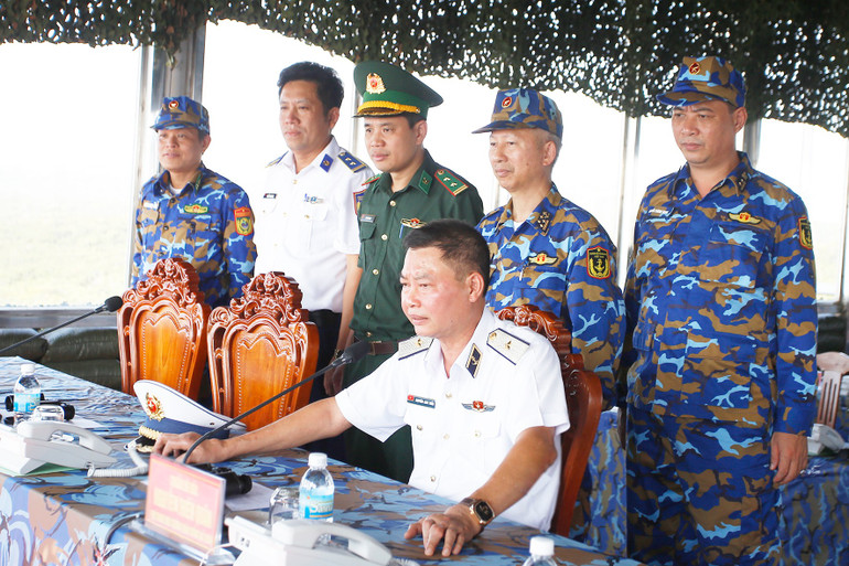 Chuẩn Đô đốc Nguyễn Anh Tuấn, Tư lệnh Vùng 4 chỉ huy các lực lượng luyện tập vận động đội hình diễu binh trên biển. 2.jpg