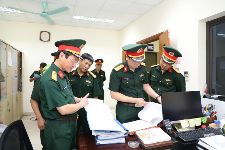 Đoàn công tác kiểm tra các loại sổ sách của Viện. img-3209.jpg
