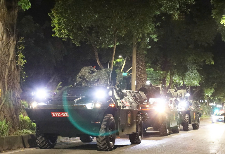 Xe thiết giáp bánh lốp như XTC-02 tại điểm tập kết sẵn sàng di chuyển về đơn vị img-1756926765673-1756940912669.jpg