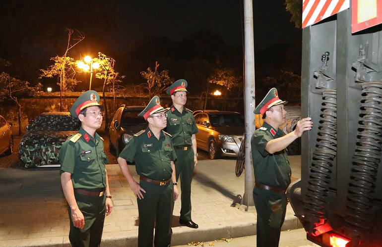 Đồng chí Thiếu tướng Phùng Ngọc Sơn kiểm tra tình trạng phương tiện trước khi cơ động về các đơn vị. img-1756926770113-1756940915484.jpg
