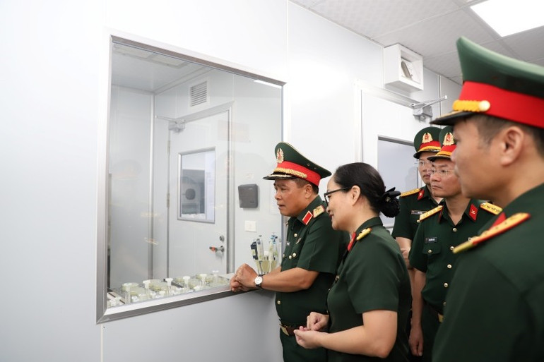 Trung tướng Trần Minh Đức và đoàn công tác kiểm tra các khoa chuyên môn của Viện. img-3197.jpg