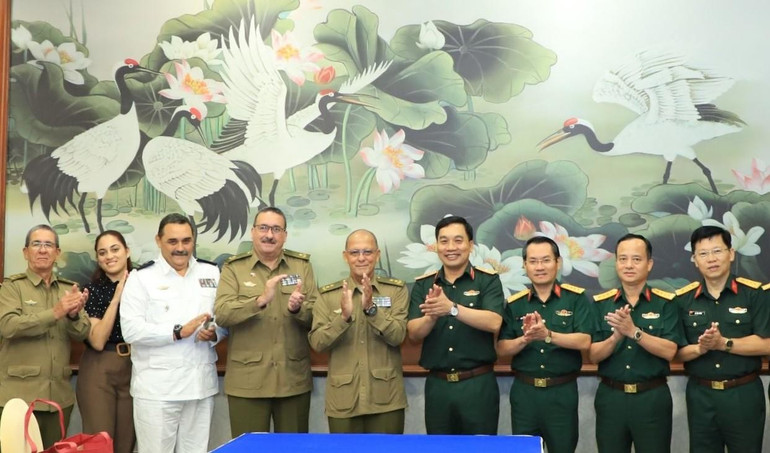 Đại biểu hai bên chụp hình lưu niệm. img-1756984797645-1756989803973.jpg