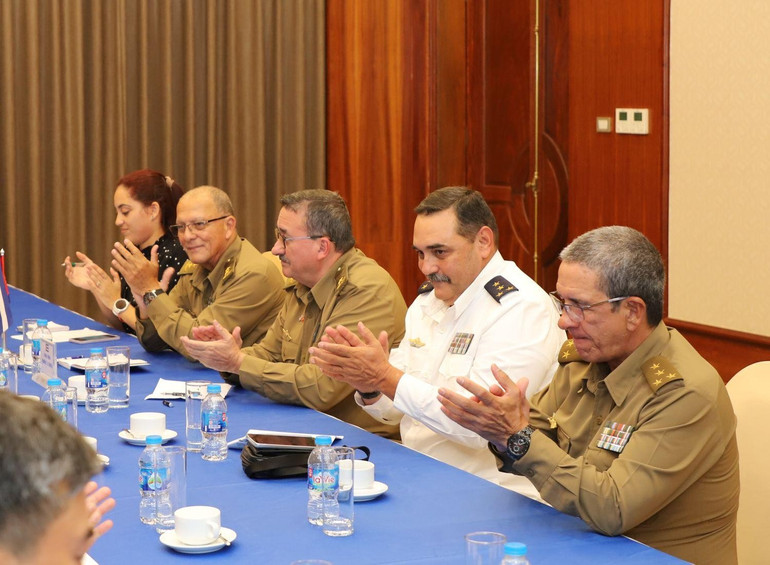 Đoàn công tác Bộ Tư lệnh Hậu cần, Bộ các lực lượng vũ trang cách mạng Cuba tại hội đàm. img-1756984509446-1756989808321.jpg