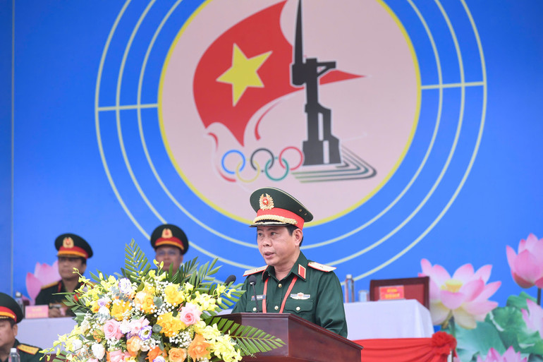 Generał dywizji Vu Viet Hung, dyrektor Wydziału Szkolenia Wojskowego Szkoły, wygłosił przemówienie otwierające Festiwal Sportu. z7232361816455-333fd1f6d69daa420c82cbee70bd7104.jpg