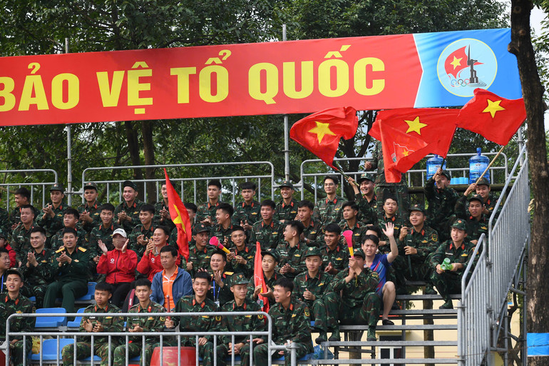 Kibice „dolewają oliwy do ognia” na trybunach. z7232361744460-e23d9f0ea776cbec7d74535db516ca1d.jpg