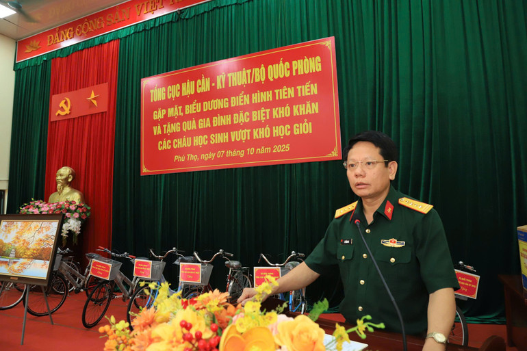 Đại tá Lê Tuấn Anh, Phó Chủ nhiệm Chính trị Tổng cục Hậu cần-Kỹ thuật phát biểu tại buổi gặp mặt, biểu dương. z7089672030076-78b8b5a16e7595005149121f4bb2027e.jpg