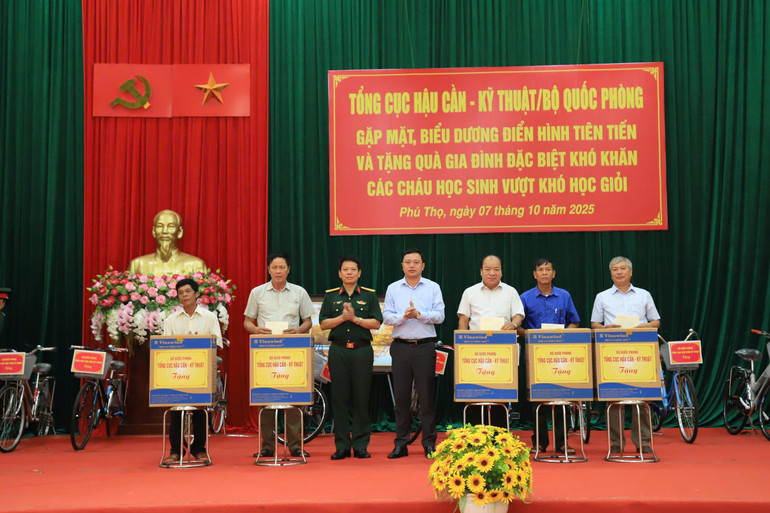 Tặng quà 5 điển hình tiên tiến. z7089672045069-362f592bd83873022585c4e7f8eb4946.jpg
