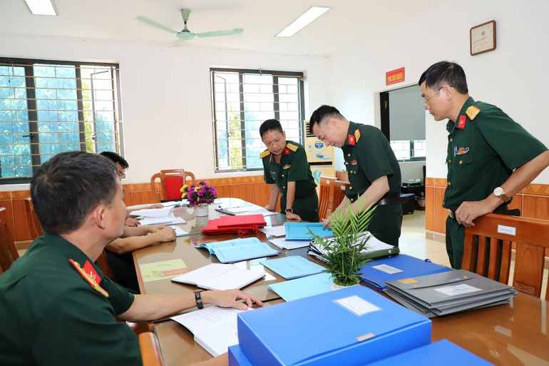 Đoàn công tác kiểm tra các mặt công tác hậu cần, kỹ thuật của bệnh viện. 41.jpg