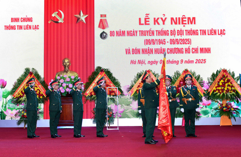 Thừa ủy quyền của Chủ tịch nước, Thượng tướng Võ Minh Lương, Ủy viên Trung ương Đảng, Ủy viên Thường vụ Quân ủy Trung ương, Thứ trưởng Quốc phòng đã trao Huân chương Hồ Chí Minh tặng Binh chủng Thông tin liên lạc. qp-1-2.jpg