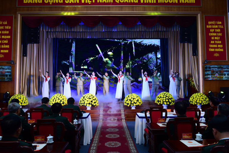 Tiết mục nghệ thuật chào mừng. qp-7420.jpg