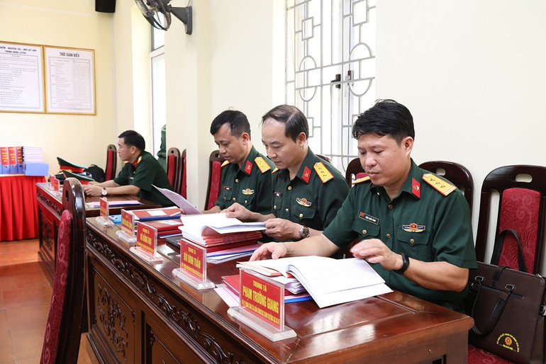 Đoàn công tác kiểm tra sổ sách công tác đảng, công tác chính trị. 2.jpg