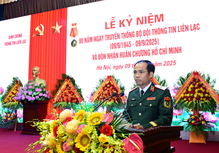 Thiếu tướng Vũ Viết Hoàng, Tư lệnh Binh chủng Thông tin liên lạc trình bày diễn văn kỷ niệm. dsc-7502-tu-lenh.jpg