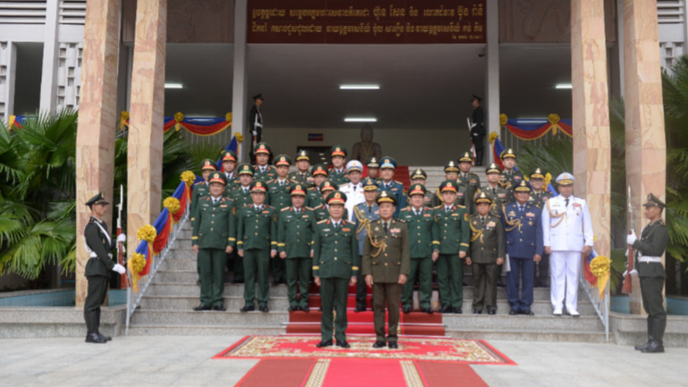 Đại tướng Nguyễn Tân Cương và Đại tướng Vong Pisen cùng thành viên hai đoàn chụp ảnh lưu niệm sau Hội đàm. dsc-8110-8732.jpg