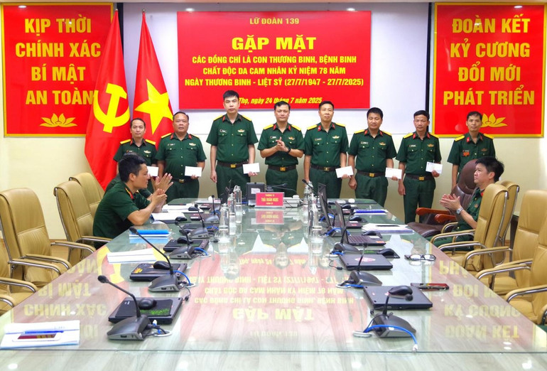 Lữ đoàn 139 tặng quà, động viên các đồng chí con thương binh, bệnh binh, nhiễm chất độc hoá học. 6-lu-doan-139-tang-qua-dong-vien-cac-dong-chi-con-thuong-binh-benh-binh-nhiem-chat-doc-hoa-hoc.jpg