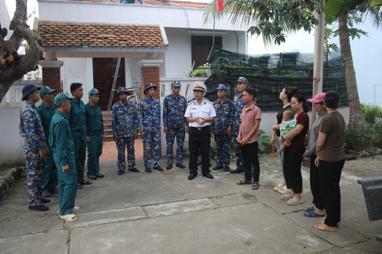 Comandantul insulei Song Tu Tay se propagă în jurul furtunii numărul 13 la gospodăriile de pe insulă. chi-huy-dao-song-tu-tay-tuyen-truyen-ve-con-boa-so-13-cho-cac-ho-dan-tren-dao.jpg