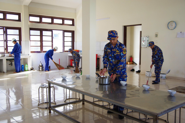 Ofițerii și soldații pregătesc o zonă de luat masa pentru pescarii de pe insulă, pentru a evita furtuna. chuan-bi-khu-vuc-an-cho-ngu-dan-len-dao-tranh-bao-1.jpg