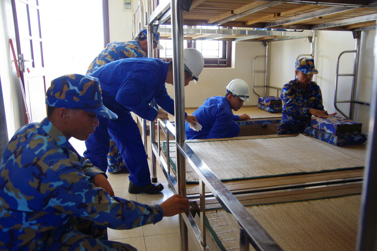 Ofițerii și soldații pregătesc cazare pentru pescarii care merg pe insulă pentru a evita furtuna. chuan-bi-noi-o-cho-ngu-dan-len-dao-tranh-bao-2.jpg