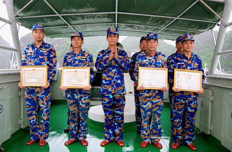 Đại tá Phan Tiến Bảo, Phó Tư lệnh Vùng 1 Hải quân trao bằng khen của Chính uỷ Quân chủng Hải quân tặng các tập thể, cá nhân đã có thành tích xuất sắc trong thực hiện nhiệm vụ tìm kiếm cứu nạn tàu du lịch QN-7105 z6824061340300-5626250a06e0144dbfd8666981c61ec7.jpg