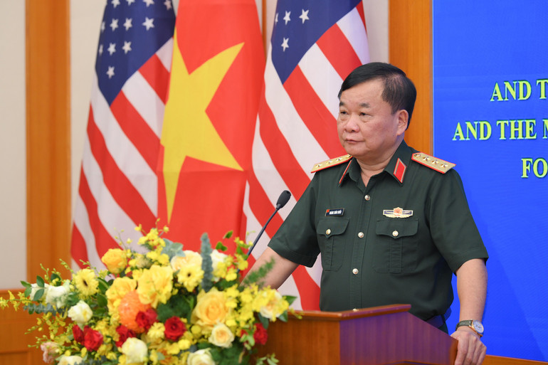 На церемонии подписания выступил член Центрального Комитета партии, член Центрального военного совета, заместитель министра национальной обороны старший генерал-лейтенант Хоанг Сюань Цзянь. ky-ket-ban-ghi-nho-5288.jpg