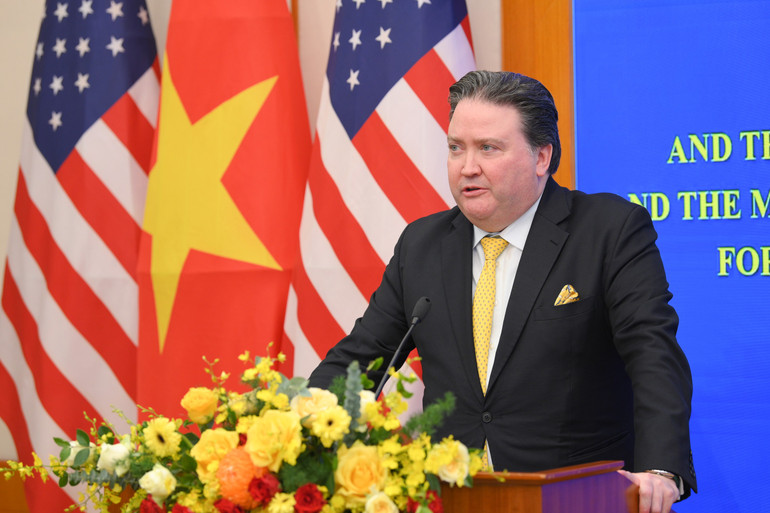 Посол США во Вьетнаме Марк Эванс Кнаппер на церемонии подписания. ky-ket-ban-ghi-nho-5227.jpg