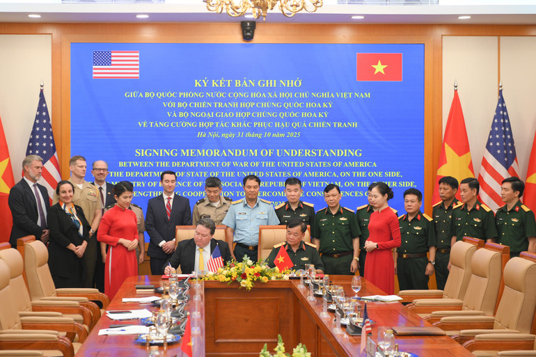 Меморандум о взаимопонимании подписали член Центрального Комитета партии, член Центральной военной комиссии, заместитель министра национальной обороны старший генерал-лейтенант Хоанг Сюань Цзянь и посол США во Вьетнаме Марк Эванс Кнаппер. ky-ket-ban-ghi-nho-5365.jpg
