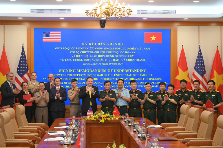 Делегаты на церемонии подписания. ky-ket-ban-ghi-nho-5428.jpg