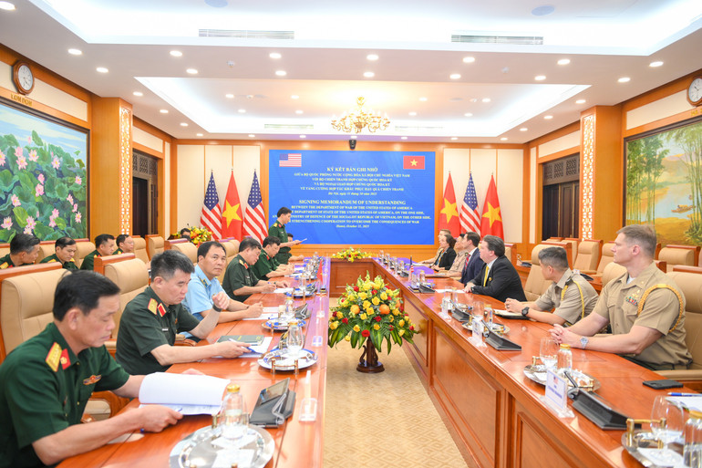 Сцена церемонии подписания. ky-ket-ban-ghi-nho-5130.jpg