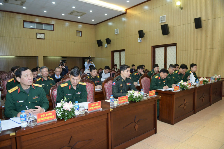 Delegaci na konferencji prasowej. z7190827720488-43e6ef9567f3b359b86bb634120f7c22.jpg