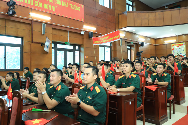 Khán giả nhiệt tình cổ vũ cho các đội thi. 7.jpg
