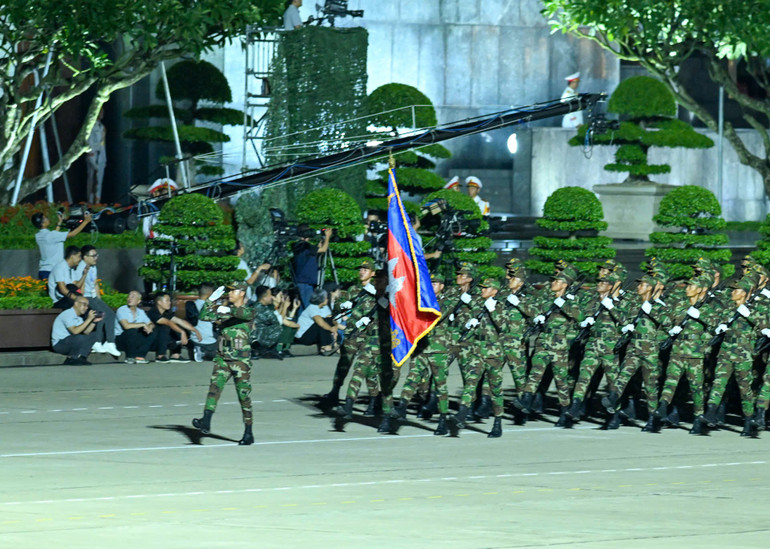 Khối đại diện Quân đội Hoàng gia Campuchia tham gia Tổng hợp luyện lần thứ 2 tại Quảng trường Ba Đình. z6940804165902-7e5ceaf9eaf6f3ee54df360047b79c09.jpg