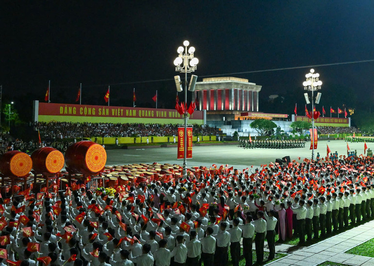 Quảng trường Ba Đình. z6940804113469-05348ed76f92e7e0124d296e18b1bb7a.jpg