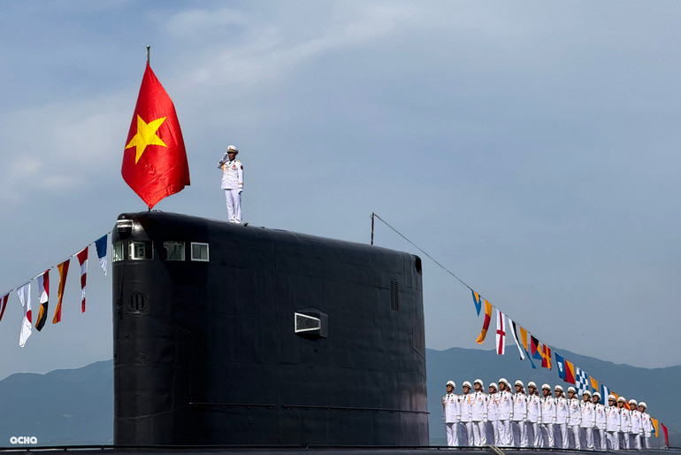 Chào cờ trên tàu ngầm Kilo 636. chao-co-tren-tau-ngam-kilo-636.jpg