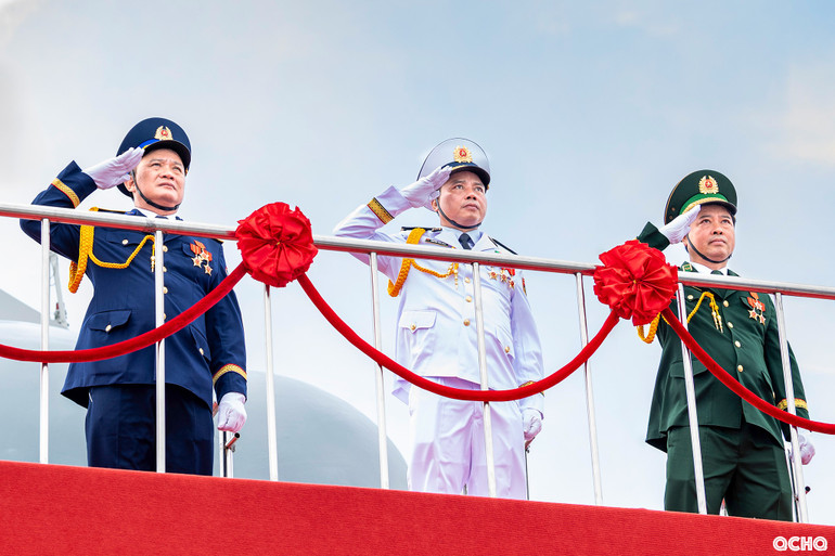 Chuẩn Đô đốc Nguyễn Văn Bách, Phó Tư lệnh, tham mưu trưởng Hải quân cùng Thủ trưởng Bộ đội Biên phòng và Cảnh sát biển duyệt đội hình tàu diễu binh trên biển. chuan-do-doc-nguyen-van-bach-pho-tu-lenh-tmt-hai-quan-cung-thu-truong-bo-doi-bien-phong-va-canh-sat-bien-duyet-doi-hinh-tau-dieu-binh-tren-bien.jpg