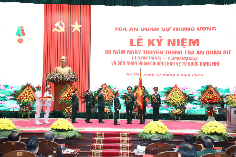 Thừa ủy quyền của Chủ tịch nước, Đại tướng Trịnh Văn Quyết đã trao Huân chương Bảo vệ Tổ quốc hạng Nhì tặng ngành Tòa án Quân sự. z6996893076101-d59af3c5dad9d9cd48b189d926003d2e.jpg
